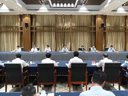 Raise awareness and take the initiative to change - the chairman of the group participated in the economic situation research symposium held by Yuan Jiajun, secretary of the provincial party committee in Shaoxing